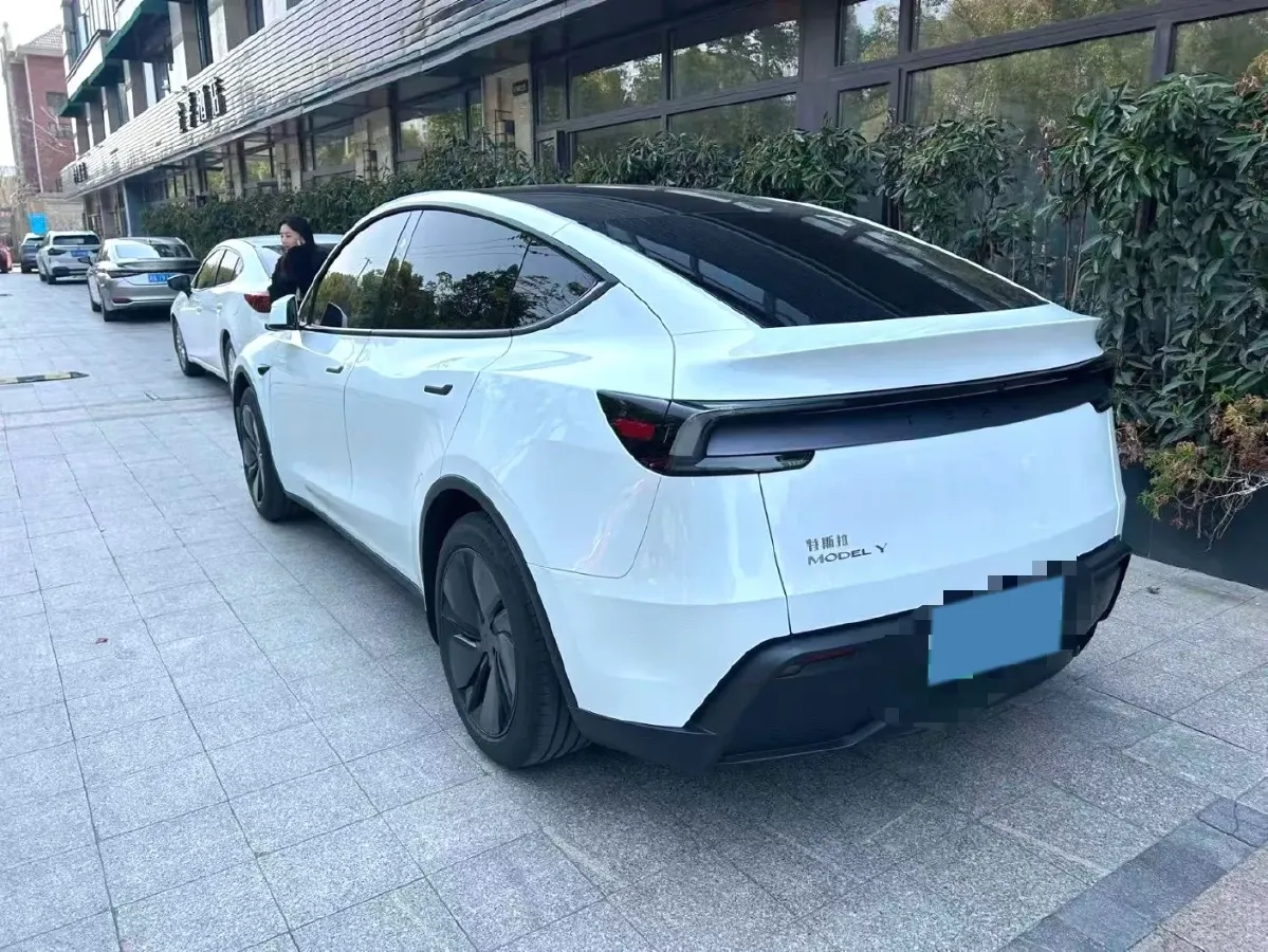 2025 Tesla Model Y BEV 62.5KWH,autocango,china used car exporter,china ev exporter,chinese used car exporter,chinese used ev exporter
