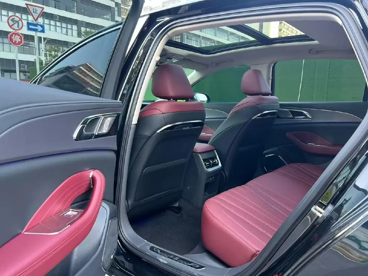 2024 HongQi H5 2.0T 224HP L4 8AT,autocango,china used car exporter,china ev exporter,chinese used car exporter,chinese used ev exporter