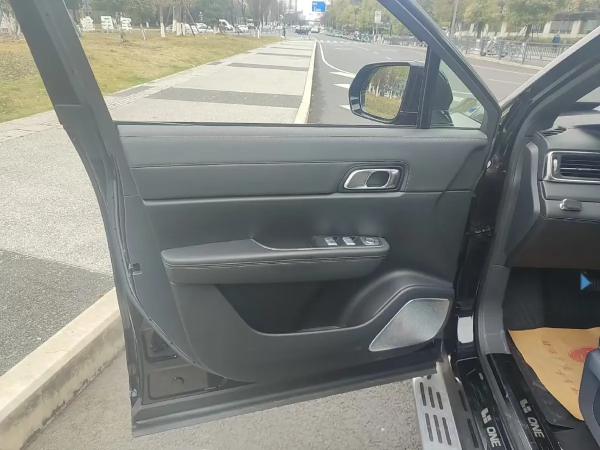 2020 Li ONE Range Extended 131HP REEV 40.5KWH,autocango,china used car exporter,china ev exporter,chinese used car exporter,chinese used ev exporter