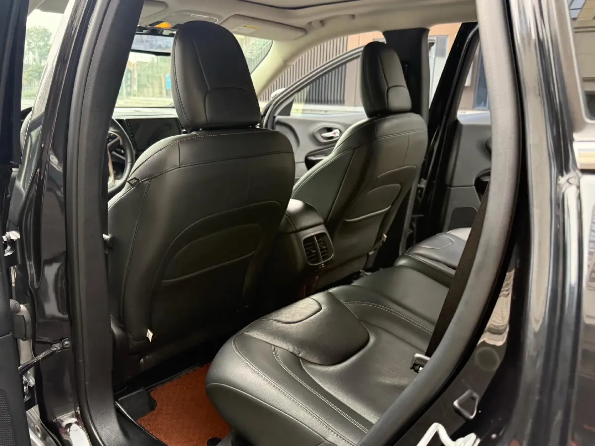 2017 Jeep Cherokee 2.0L 155HP L4 9AT,autocango,china used car exporter,china ev exporter,chinese used car exporter,chinese used ev exporter