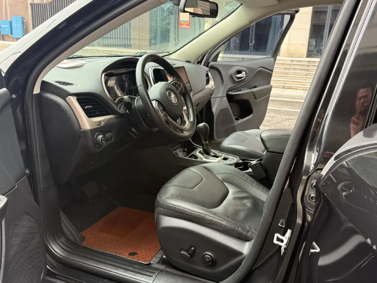 2017 Jeep Cherokee 2.0L 155HP L4 9AT,autocango,china used car exporter,china ev exporter,chinese used car exporter,chinese used ev exporter