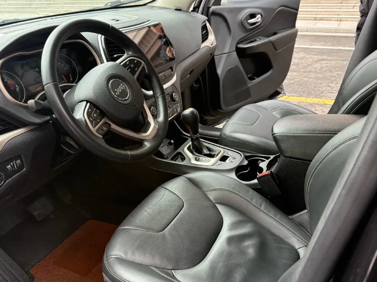 2017 Jeep Cherokee 2.0L 155HP L4 9AT,autocango,china used car exporter,china ev exporter,chinese used car exporter,chinese used ev exporter