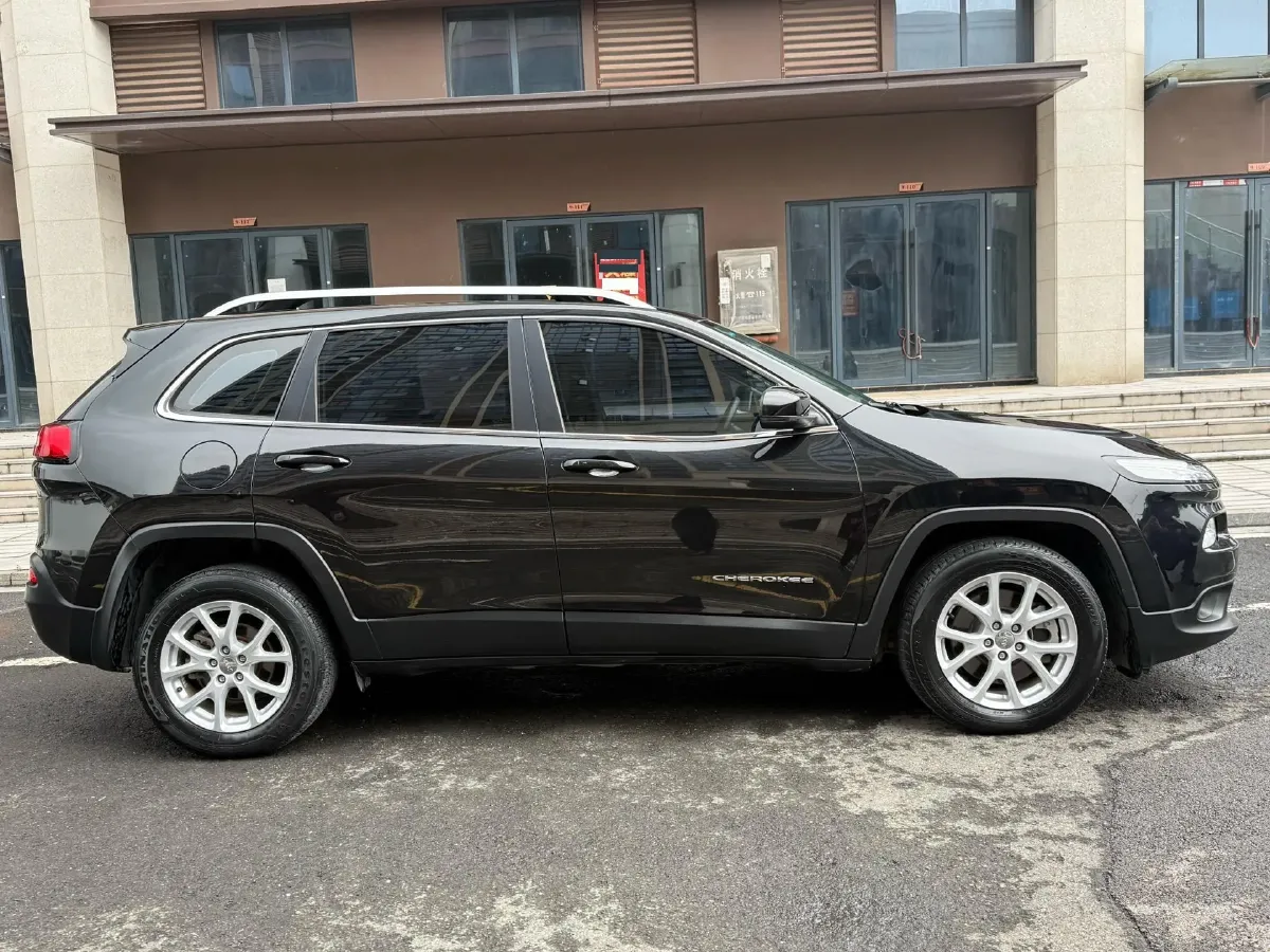 2017 Jeep Cherokee 2.0L 155HP L4 9AT,autocango,china used car exporter,china ev exporter,chinese used car exporter,chinese used ev exporter