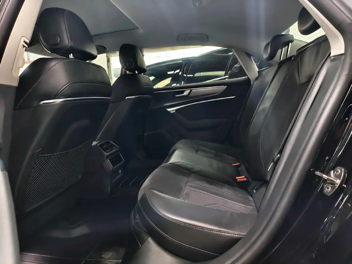 2022 Audi A7L 2.0T 245HP L4 7DCT,autocango,china used car exporter,china ev exporter,chinese used car exporter,chinese used ev exporter