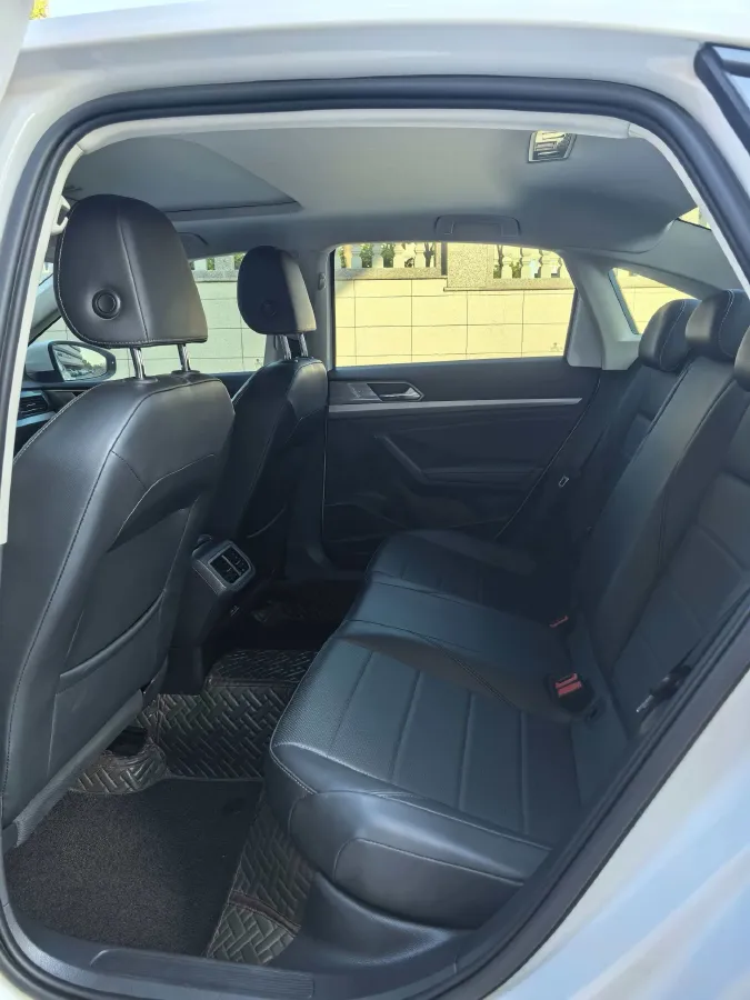 2022 Bestune B70 2.0T 224HP L4 6AT,autocango,china used car exporter,china ev exporter,chinese used car exporter,chinese used ev exporter