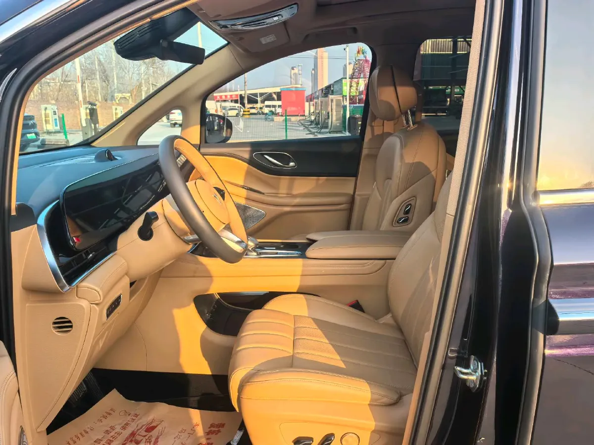 2024 Voyah Dream 1.5T 150HP L4 PHEV 43KWH,autocango,china used car exporter,china ev exporter,chinese used car exporter,chinese used ev exporter