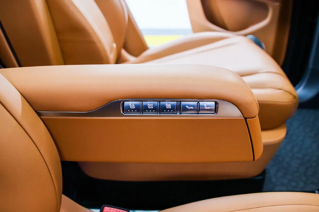 2024 AITO AITO M9 1.5T 152HP L4 REEV 42KWH,autocango,china used car exporter,china ev exporter,chinese used car exporter,chinese used ev exporter