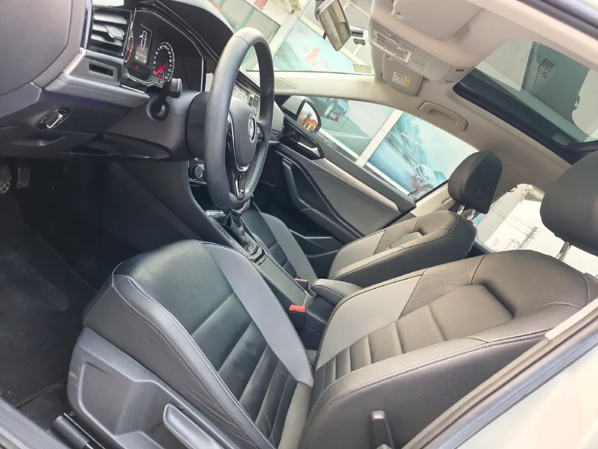 2019 Jeep Renegade 1.3T 173HP L4 7DCT,autocango,china used car exporter,china ev exporter,chinese used car exporter,chinese used ev exporter