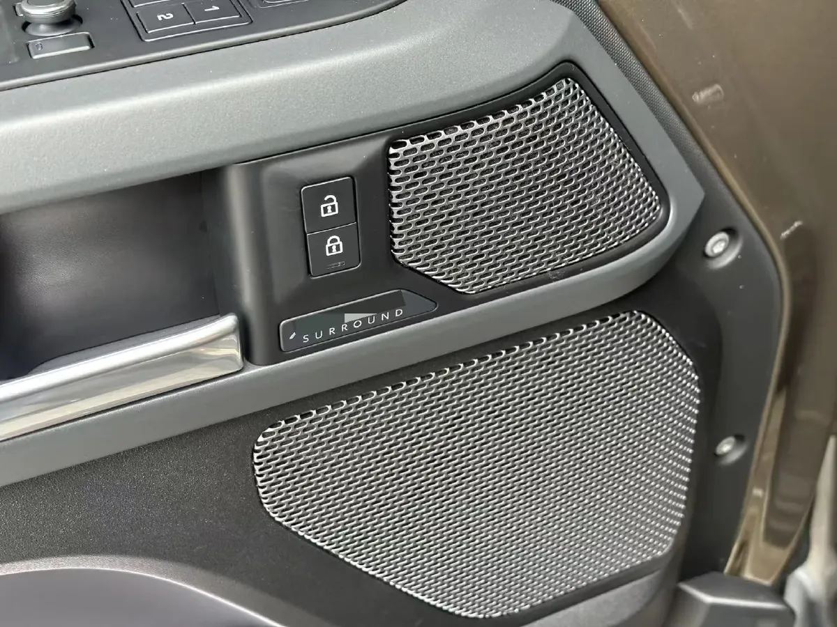 2020 Land Rover Defender 3.0T 400HP L6 8AT,autocango,china used car exporter,china ev exporter,chinese used car exporter,chinese used ev exporter