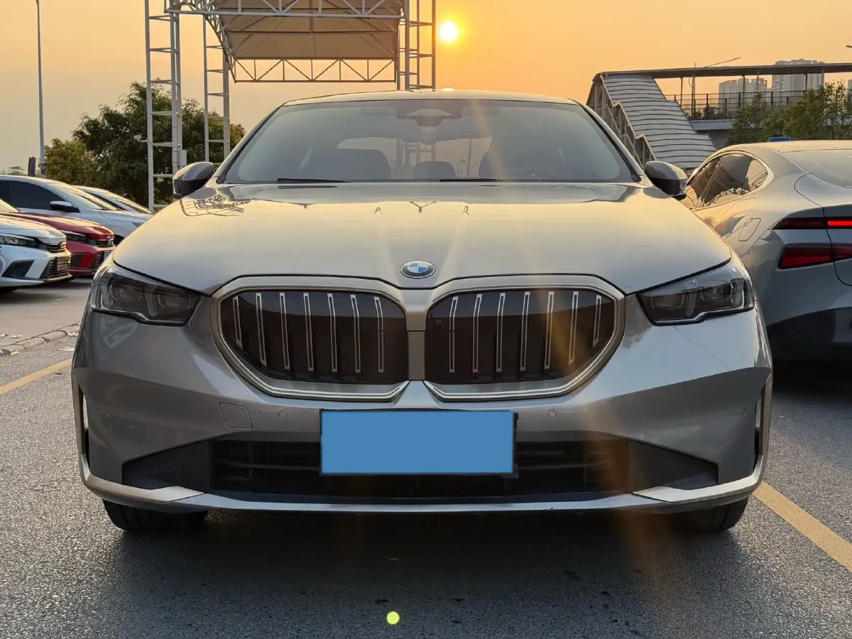2025 BMW 5 Series 2.0T 258HP L4 8AT,autocango,china used car exporter,china ev exporter,chinese used car exporter,chinese used ev exporter