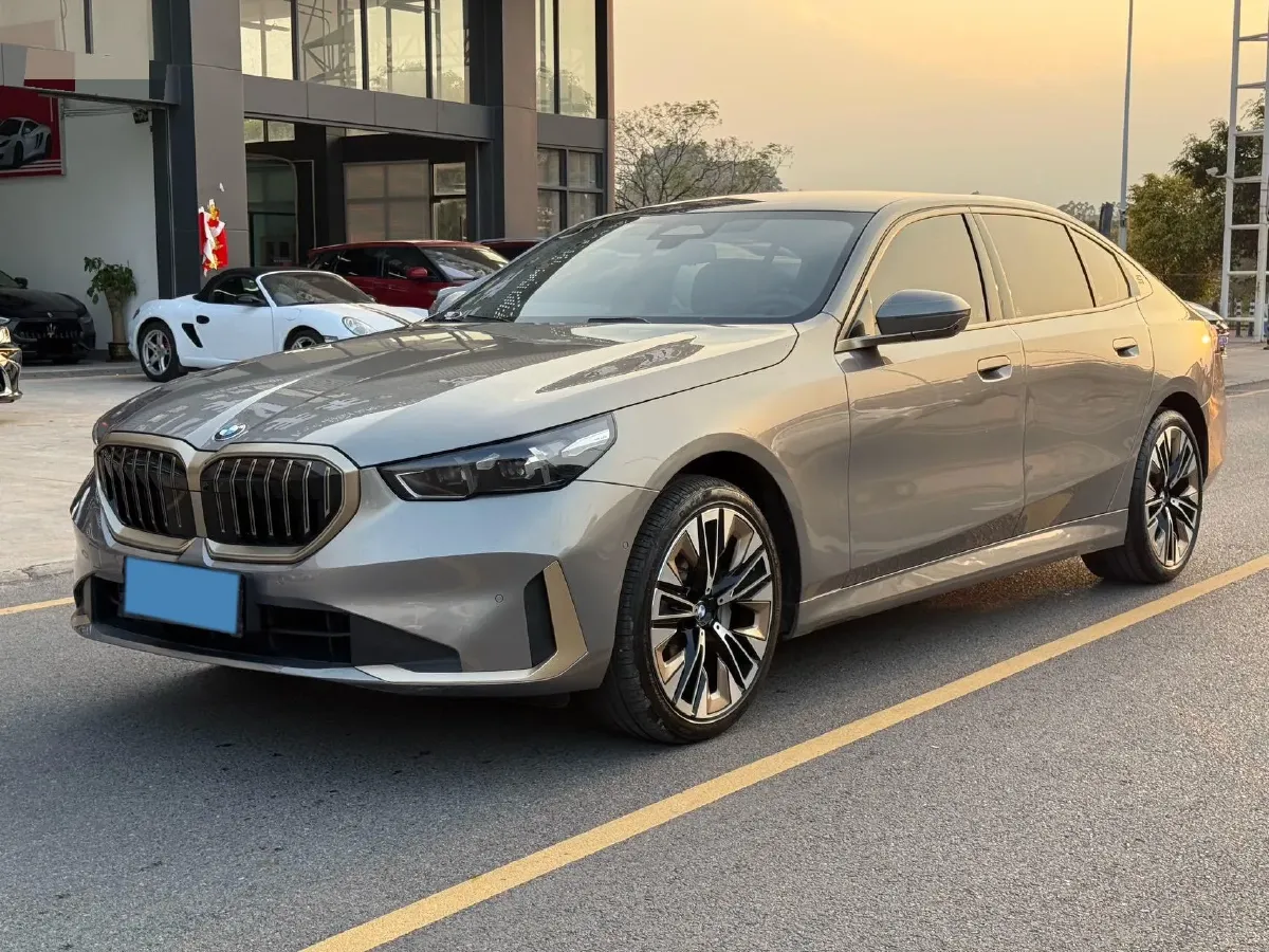 2025 BMW 5 Series 2.0T 258HP L4 8AT,autocango,china used car exporter,china ev exporter,chinese used car exporter,chinese used ev exporter