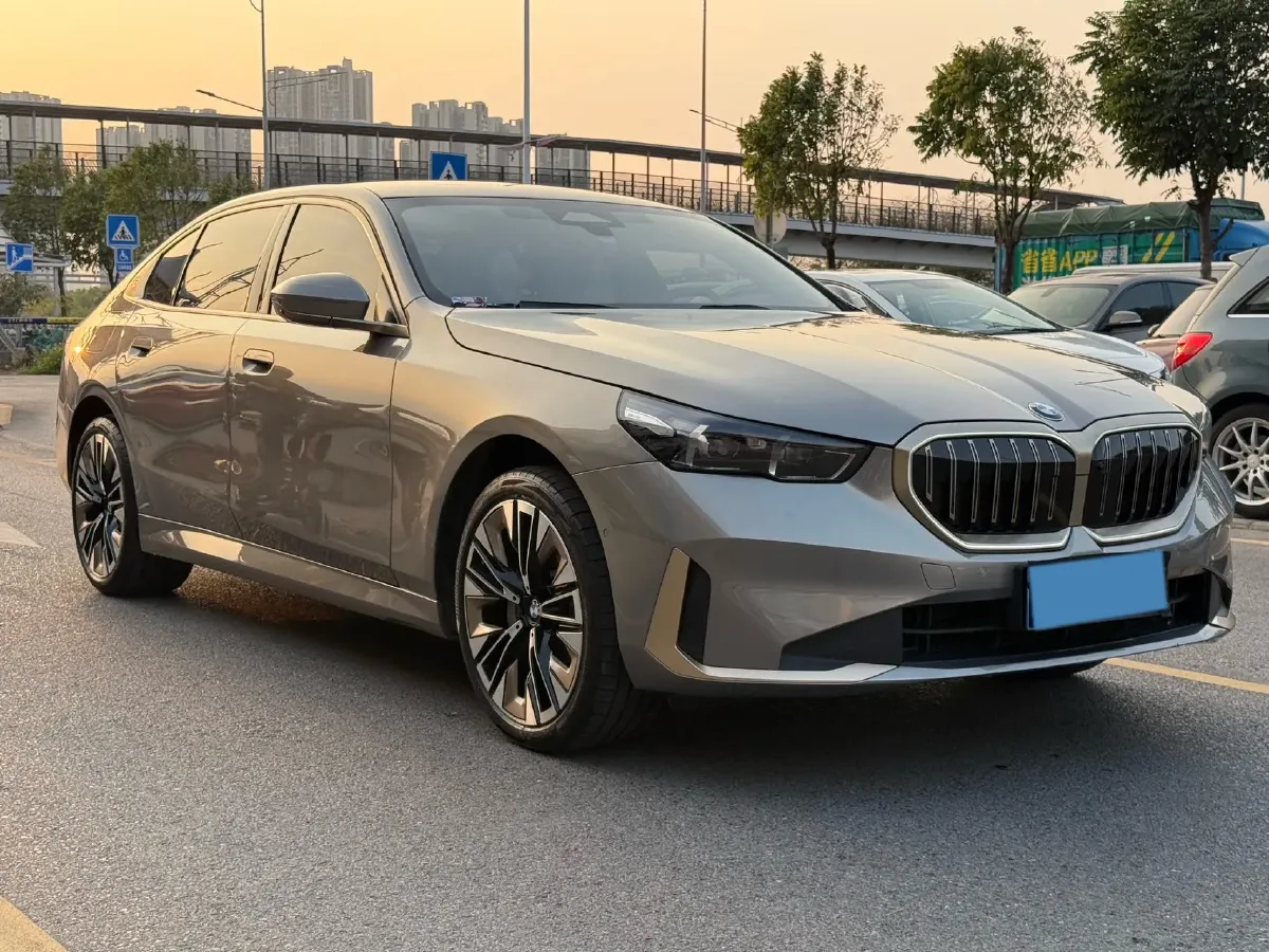 2025 BMW 5 Series 2.0T 258HP L4 8AT,autocango,china used car exporter,china ev exporter,chinese used car exporter,chinese used ev exporter