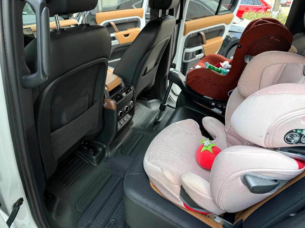 2024 Land Rover Defender 3.0T 400HP L6 8AT,autocango,china used car exporter,china ev exporter,chinese used car exporter,chinese used ev exporter