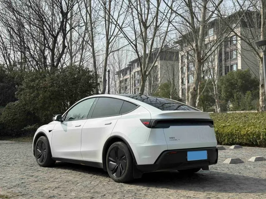 2025 Tesla Model Y BEV 62.5KWH,autocango,china used car exporter,china ev exporter,chinese used car exporter,chinese used ev exporter