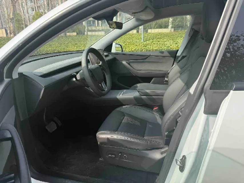 2025 Tesla Model Y BEV 62.5KWH,autocango,china used car exporter,china ev exporter,chinese used car exporter,chinese used ev exporter