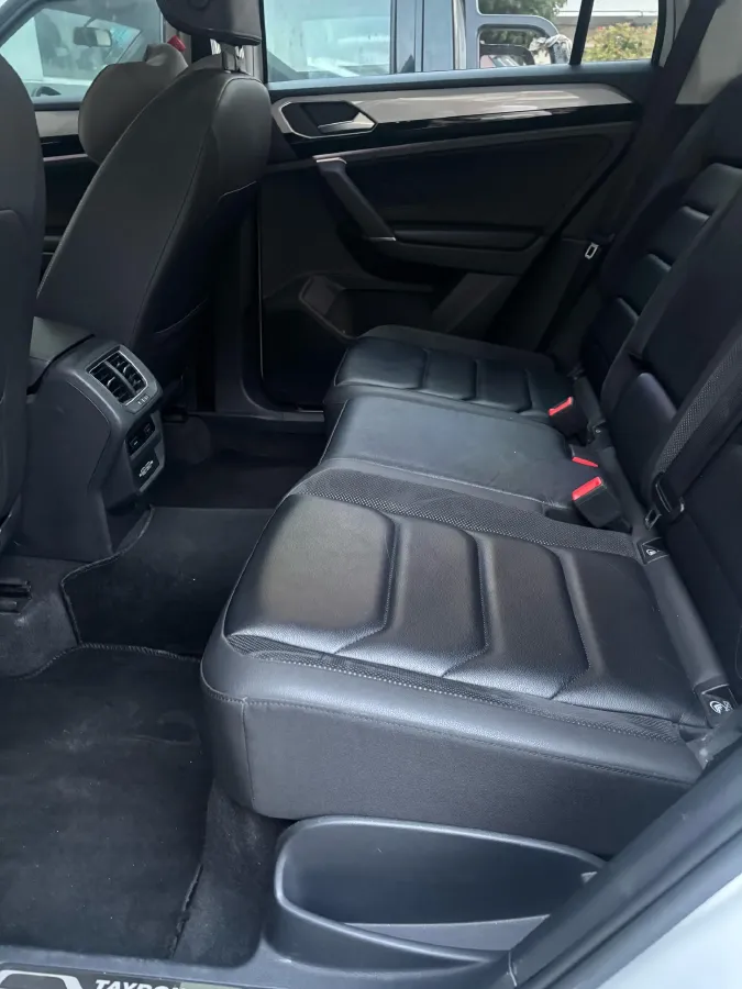 2019 Jeep Cherokee 2.0T 234HP L4 9AT,autocango,china used car exporter,china ev exporter,chinese used car exporter,chinese used ev exporter