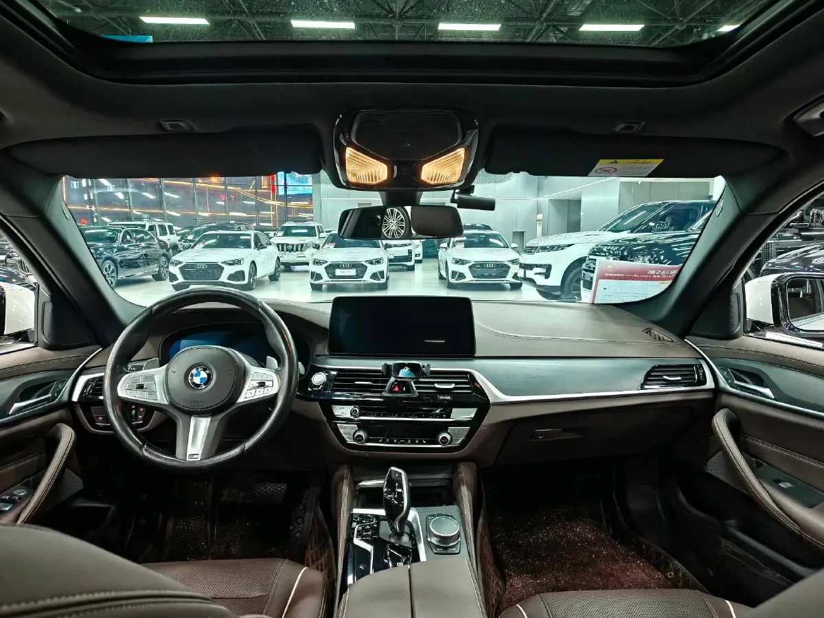 2022 BMW 5 Series 2.0T 252HP L4 8AT,autocango,china used car exporter,china ev exporter,chinese used car exporter,chinese used ev exporter