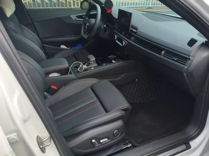 2025 Audi A4L 2.0T 190HP L4 7DCT,autocango,china used car exporter,china ev exporter,chinese used car exporter,chinese used ev exporter