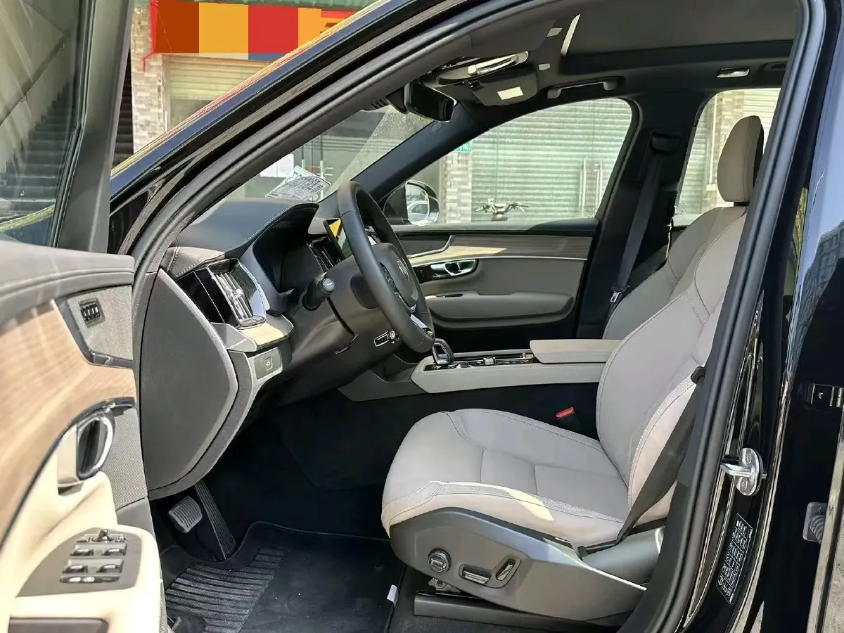 2025 Volvo XC90 2.0T 250HP L4 8AT,autocango,china used car exporter,china ev exporter,chinese used car exporter,chinese used ev exporter