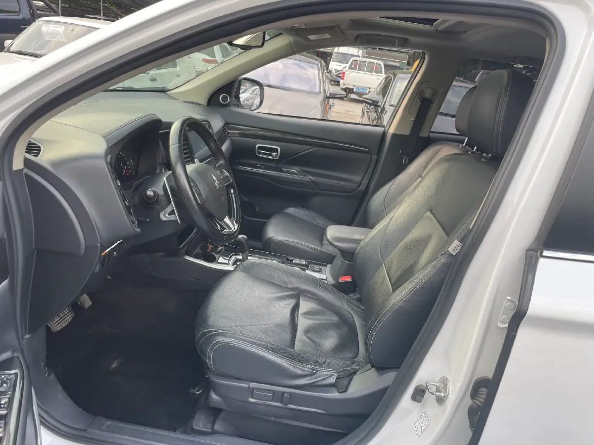 2018 Mitsubishi Outlander 2.4L 192HP L4 CVT,autocango,china used car exporter,china ev exporter,chinese used car exporter,chinese used ev exporter