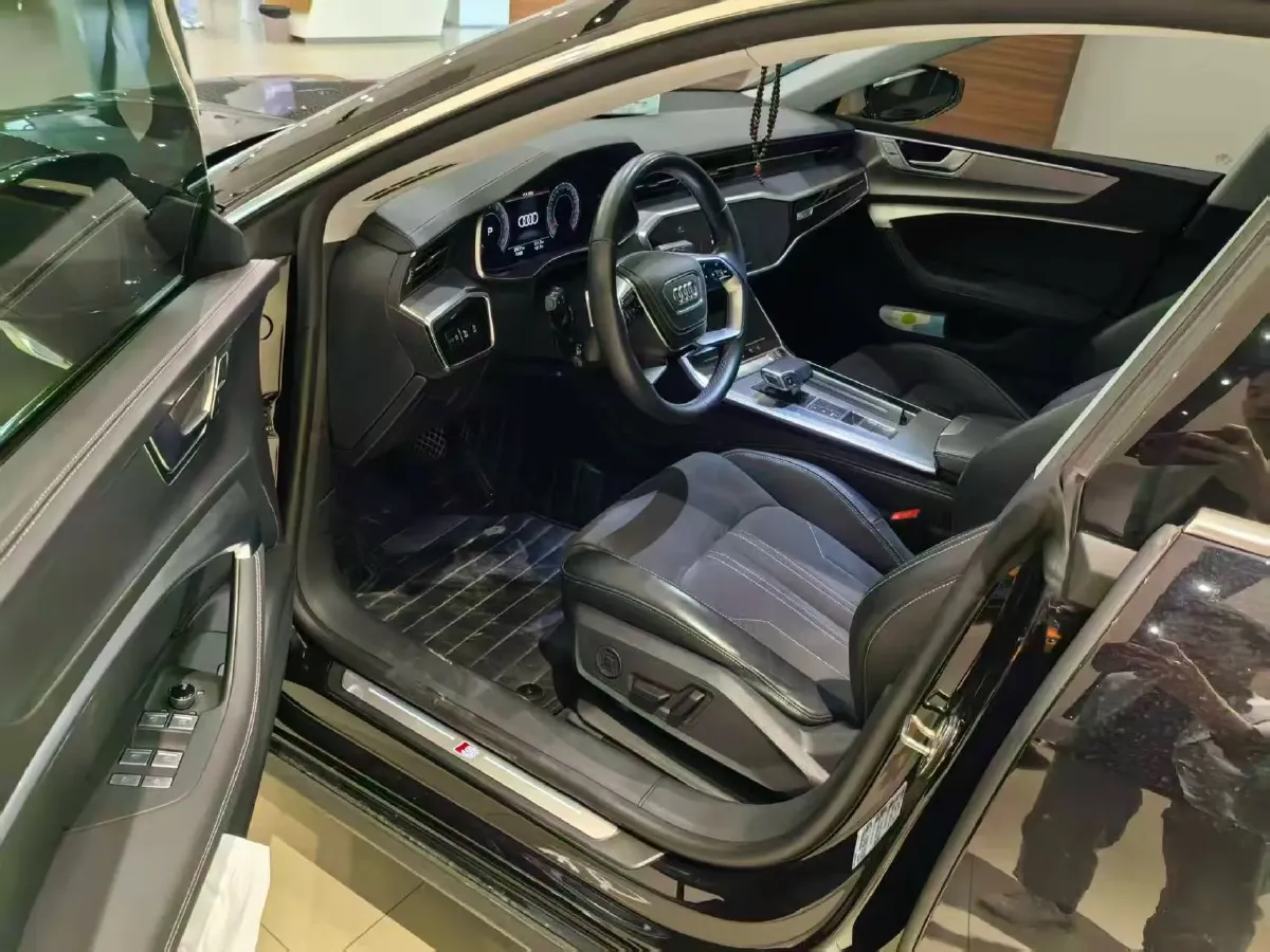 2024 Audi A7L 2.0T 245HP L4 7DCT,autocango,china used car exporter,china ev exporter,chinese used car exporter,chinese used ev exporter