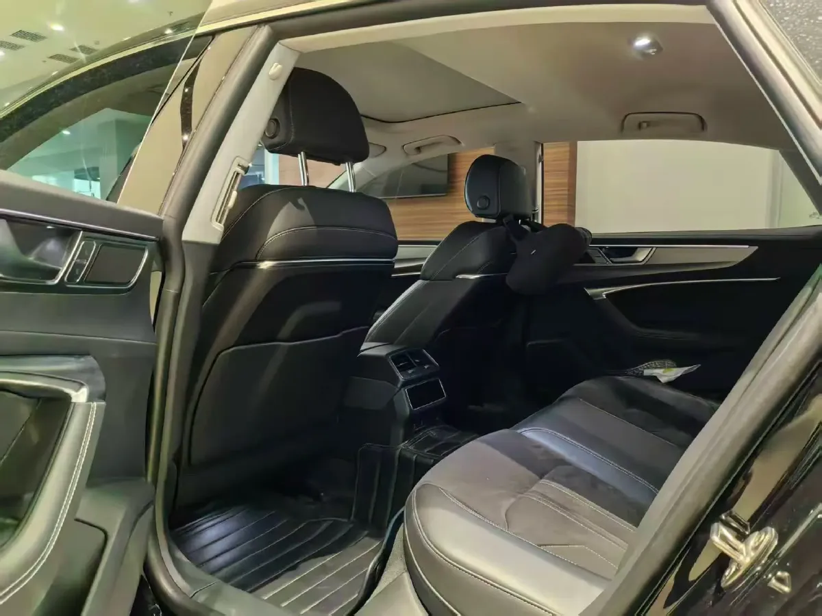 2024 Audi A7L 2.0T 245HP L4 7DCT,autocango,china used car exporter,china ev exporter,chinese used car exporter,chinese used ev exporter