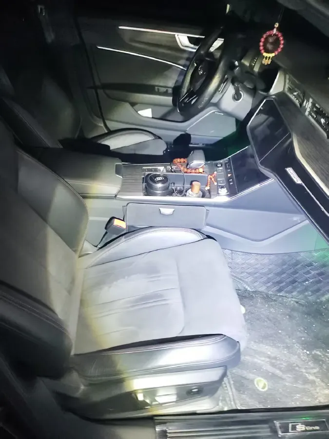 2024 Audi A6L 2.0T 245HP L4 7DCT,autocango,china used car exporter,china ev exporter,chinese used car exporter,chinese used ev exporter