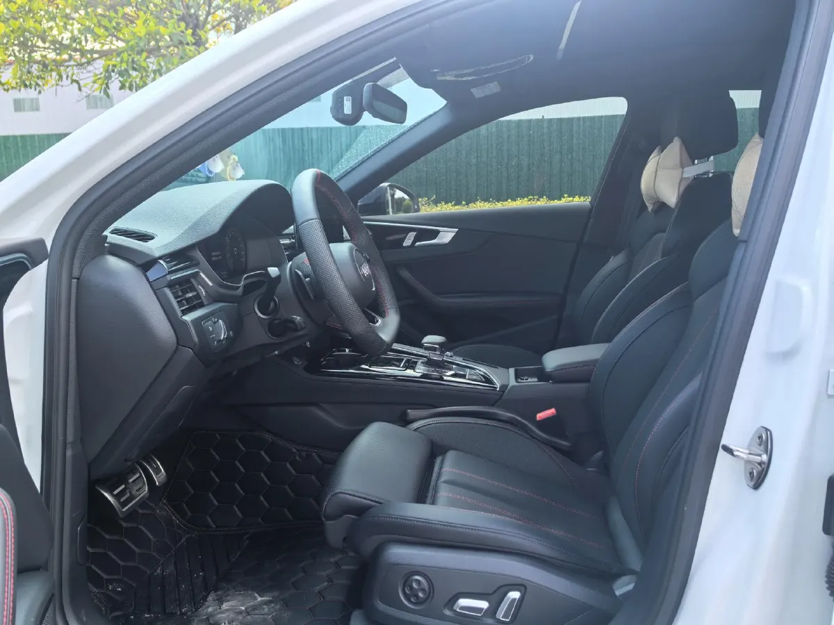 2025 Audi A4L 2.0T 190HP L4 7DCT,autocango,china used car exporter,china ev exporter,chinese used car exporter,chinese used ev exporter