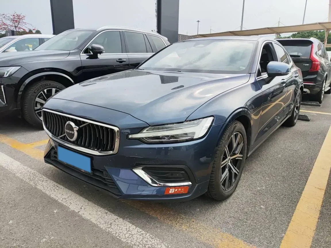 2024 Volvo S60 2.0T 197HP L4 7DCT,autocango,china used car exporter,china ev exporter,chinese used car exporter,chinese used ev exporter