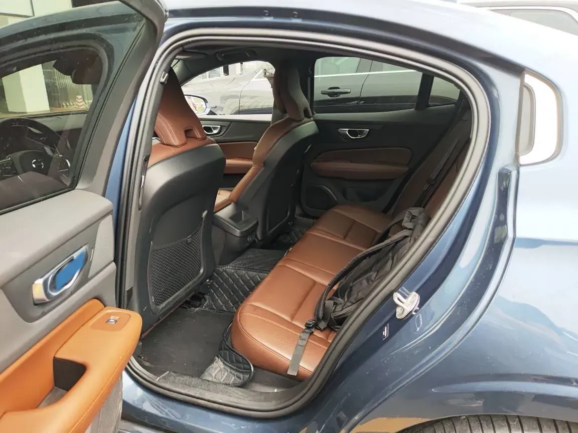 2024 Volvo S60 2.0T 197HP L4 7DCT,autocango,china used car exporter,china ev exporter,chinese used car exporter,chinese used ev exporter