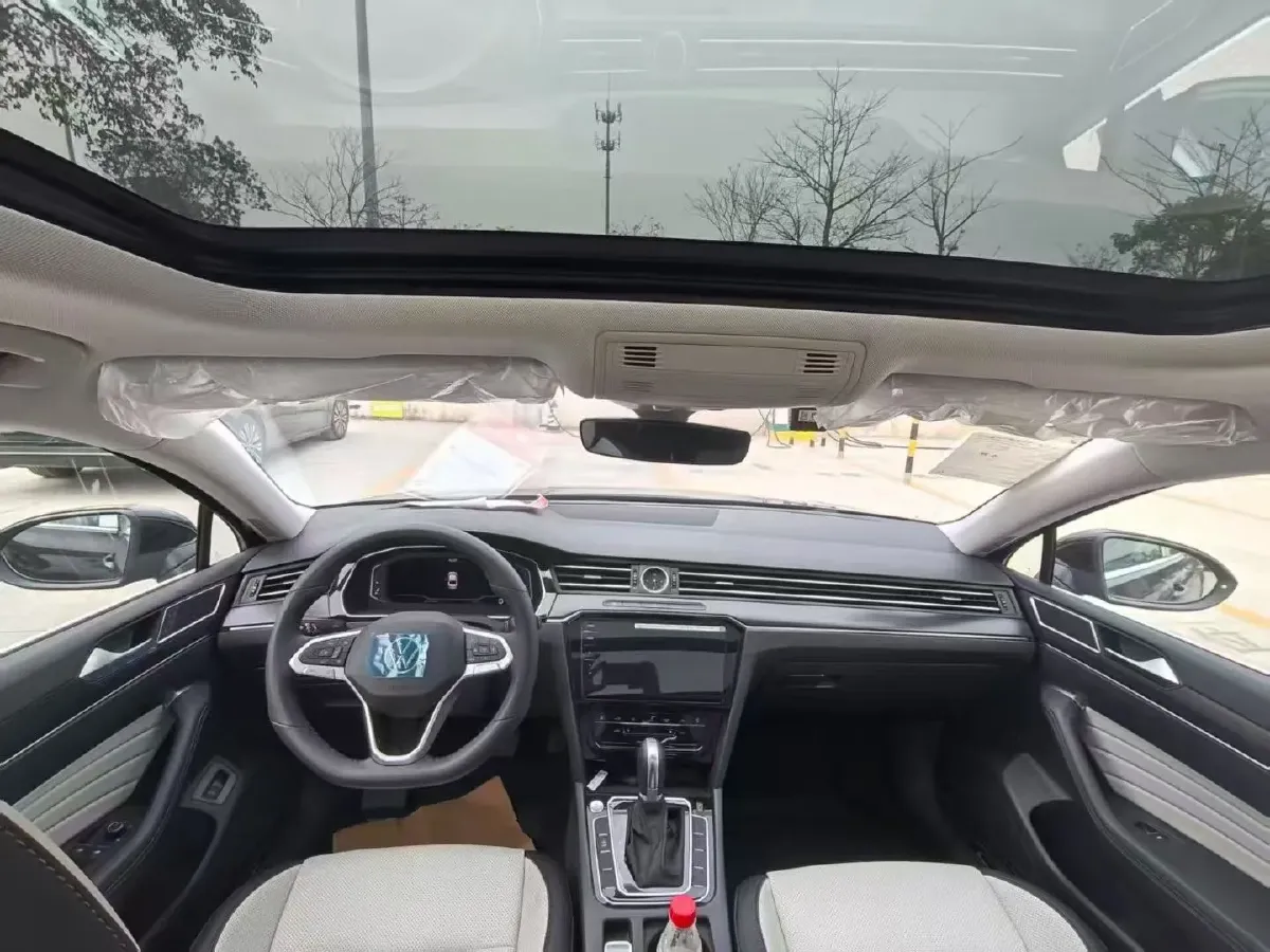 2025 Volkswagen Magotan 2.0T 186HP L4 7DCT,autocango,china used car exporter,china ev exporter,chinese used car exporter,chinese used ev exporter