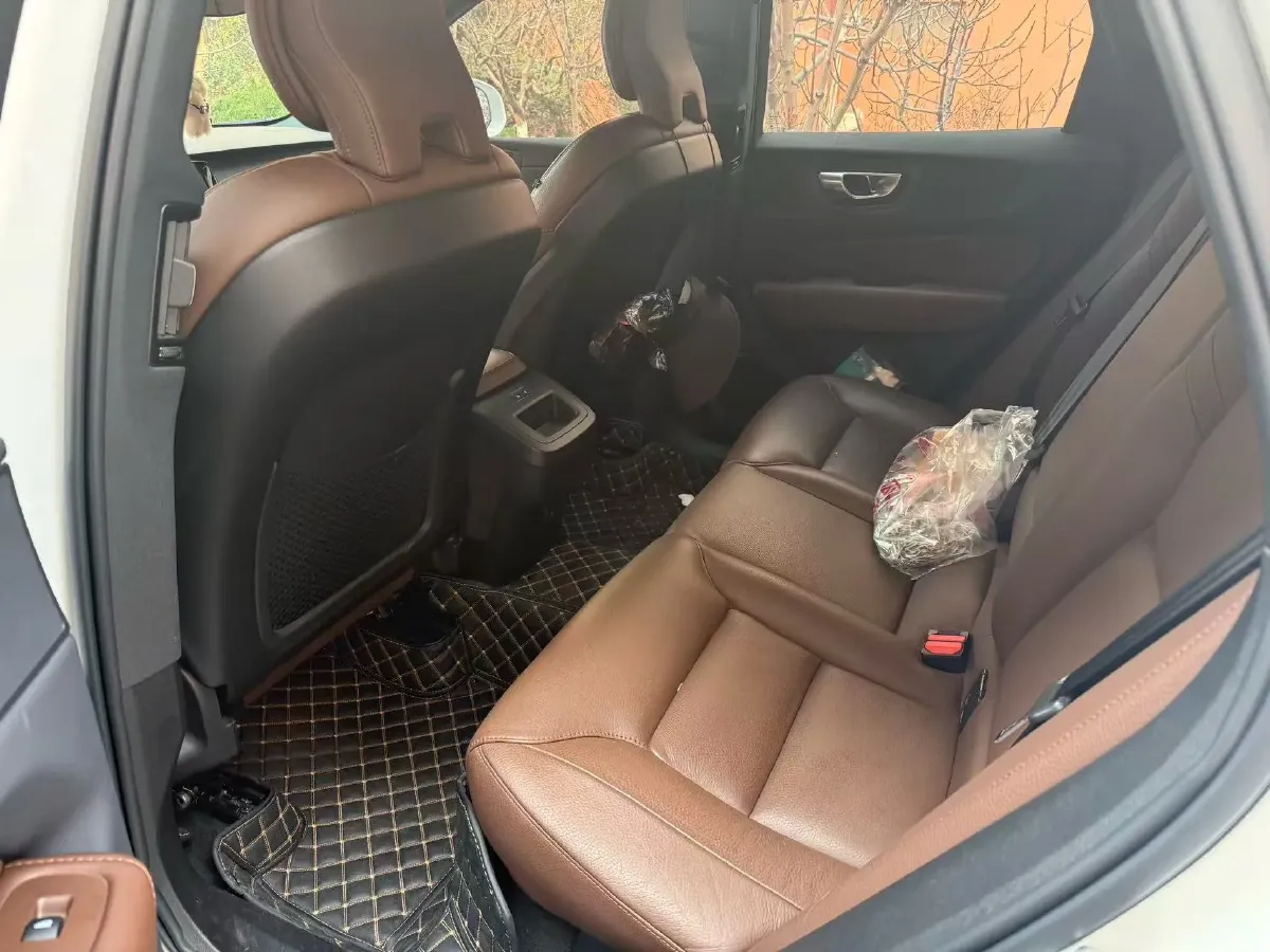 2023 Volvo XC60 2.0T 250HP L4 8AT,autocango,china used car exporter,china ev exporter,chinese used car exporter,chinese used ev exporter