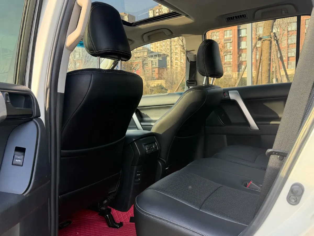 2018 Land Rover Discovery Sport 2.0T 241HP L4 9AT,autocango,china used car exporter,china ev exporter,chinese used car exporter,chinese used ev exporter