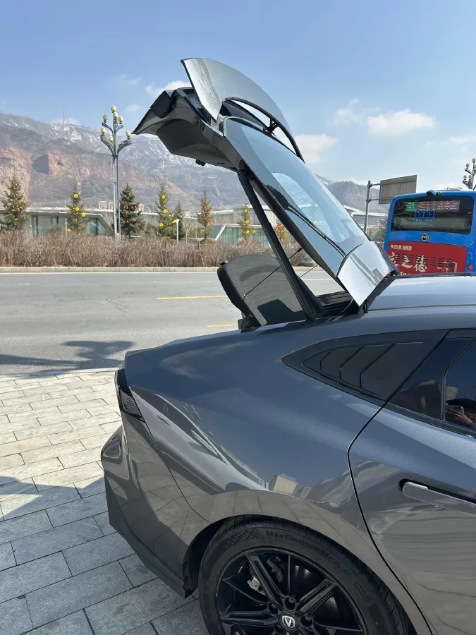 2023 ChangAn UNI-V 1.5T 188HP L4 7DCT,autocango,china used car exporter,china ev exporter,chinese used car exporter,chinese used ev exporter