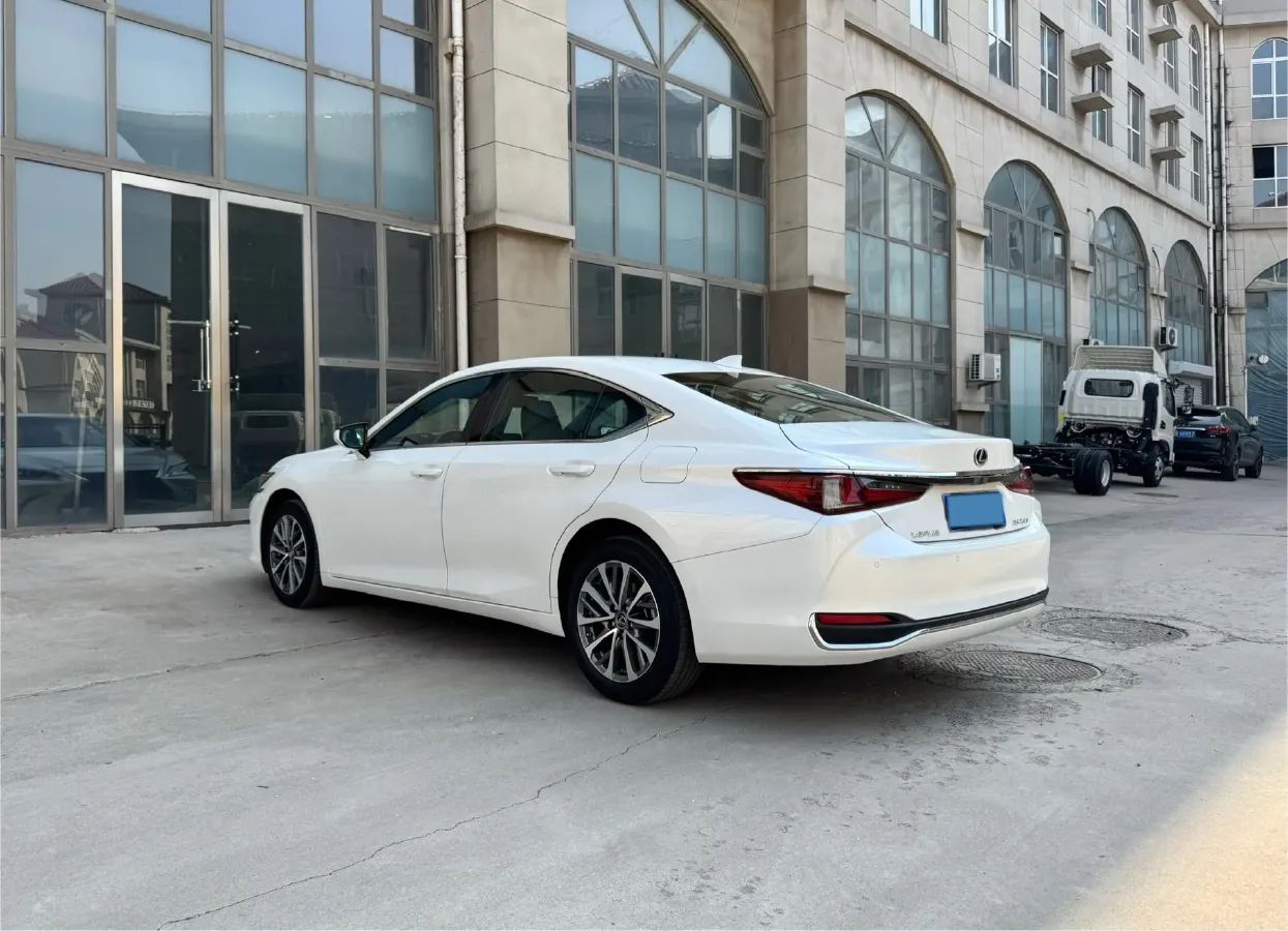 2023 Lexus ES 2.0L 173HP L4 CVT,autocango,china used car exporter,china ev exporter,chinese used car exporter,chinese used ev exporter
