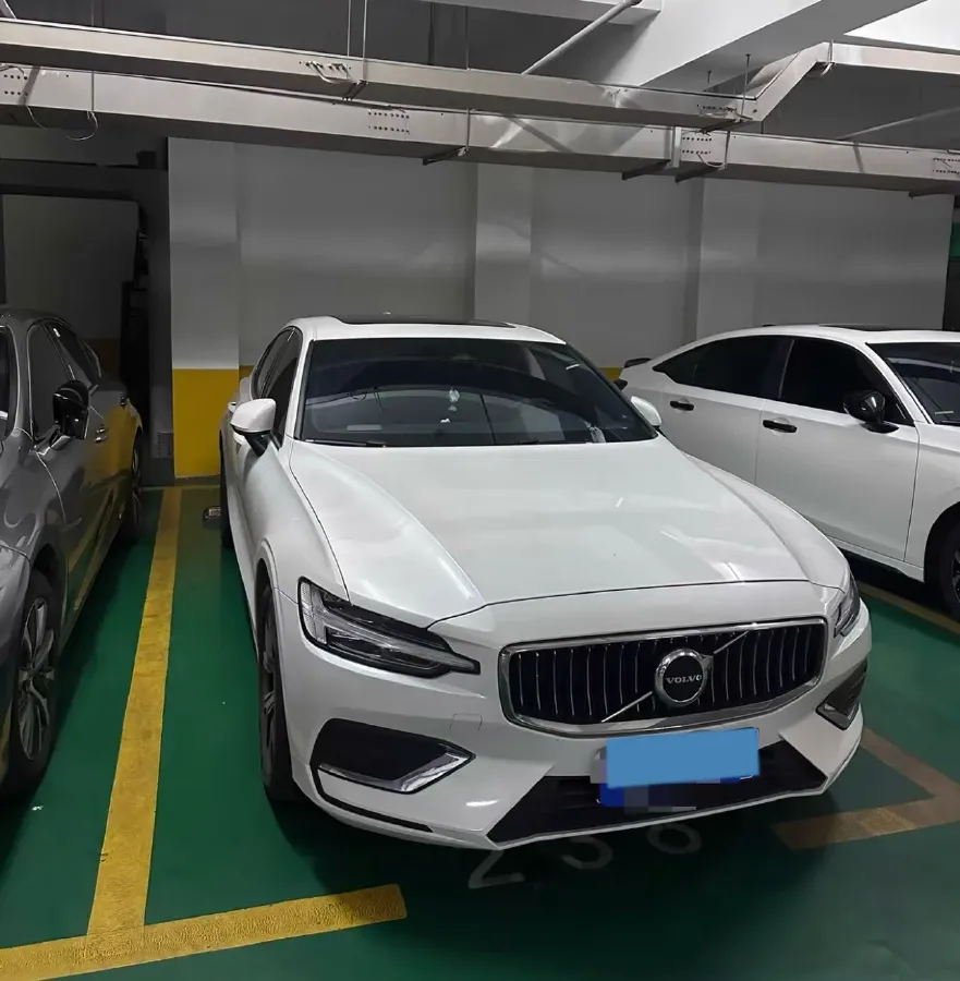 2023 Volvo S60 2.0T 197HP L4 7DCT,autocango,china used car exporter,china ev exporter,chinese used car exporter,chinese used ev exporter