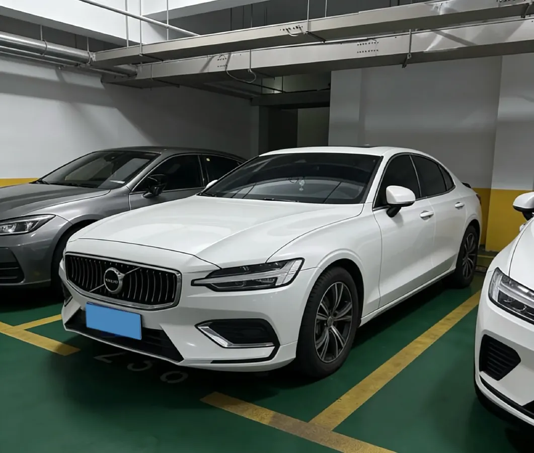 2023 Volvo S60 2.0T 197HP L4 7DCT,autocango,china used car exporter,china ev exporter,chinese used car exporter,chinese used ev exporter