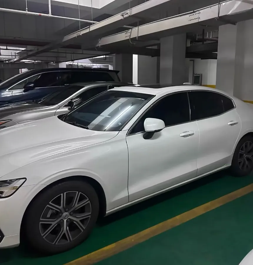 2023 Volvo S60 2.0T 197HP L4 7DCT,autocango,china used car exporter,china ev exporter,chinese used car exporter,chinese used ev exporter