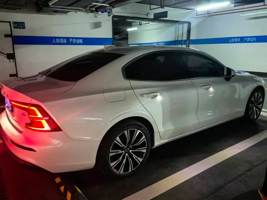2025 Volvo S60 2.0T 197HP L4 7DCT,autocango,china used car exporter,china ev exporter,chinese used car exporter,chinese used ev exporter
