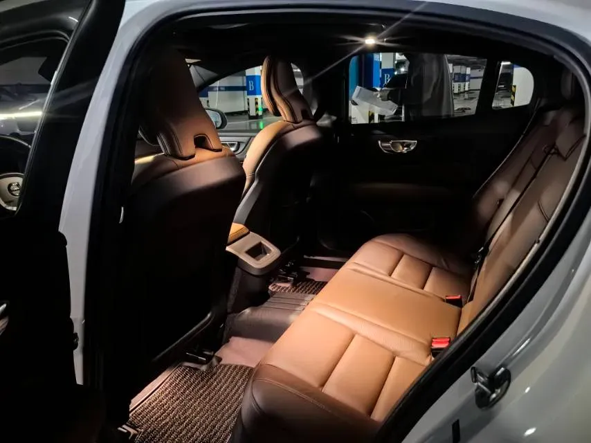 2025 Volvo S60 2.0T 197HP L4 7DCT,autocango,china used car exporter,china ev exporter,chinese used car exporter,chinese used ev exporter