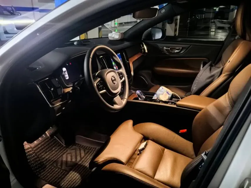 2025 Volvo S60 2.0T 197HP L4 7DCT,autocango,china used car exporter,china ev exporter,chinese used car exporter,chinese used ev exporter