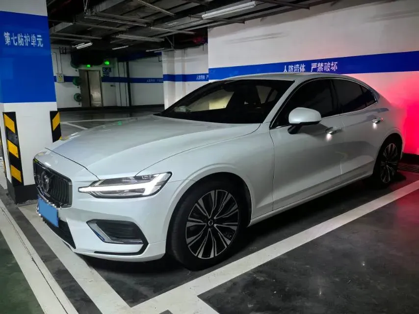 2025 Volvo S60 2.0T 197HP L4 7DCT,autocango,china used car exporter,china ev exporter,chinese used car exporter,chinese used ev exporter