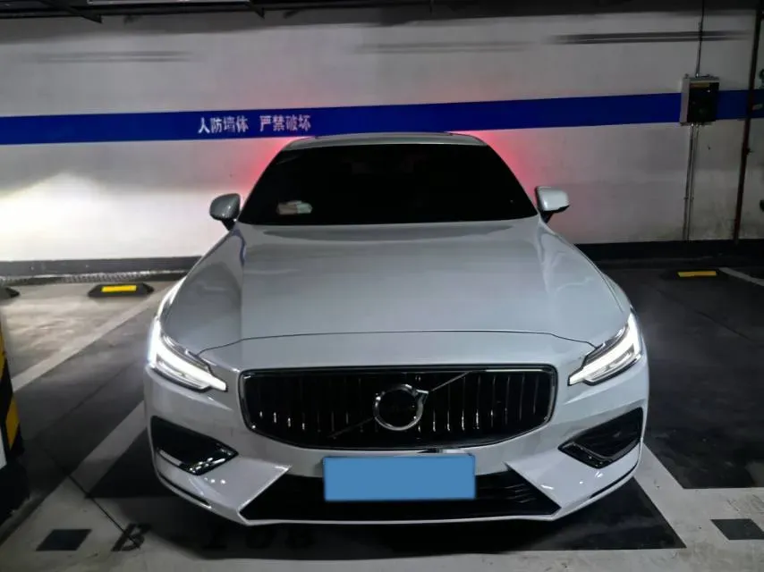 2025 Volvo S60 2.0T 197HP L4 7DCT,autocango,china used car exporter,china ev exporter,chinese used car exporter,chinese used ev exporter