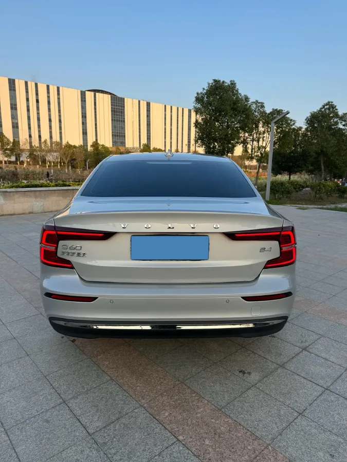 2025 Volvo S60 2.0T 197HP L4 7DCT,autocango,china used car exporter,china ev exporter,chinese used car exporter,chinese used ev exporter