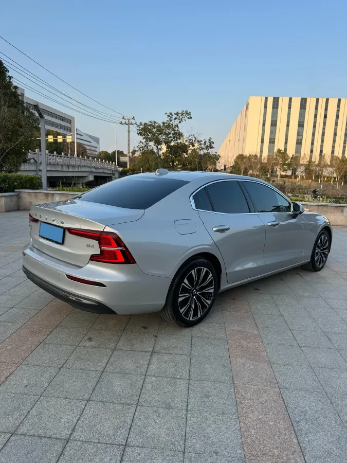 2025 Volvo S60 2.0T 197HP L4 7DCT,autocango,china used car exporter,china ev exporter,chinese used car exporter,chinese used ev exporter