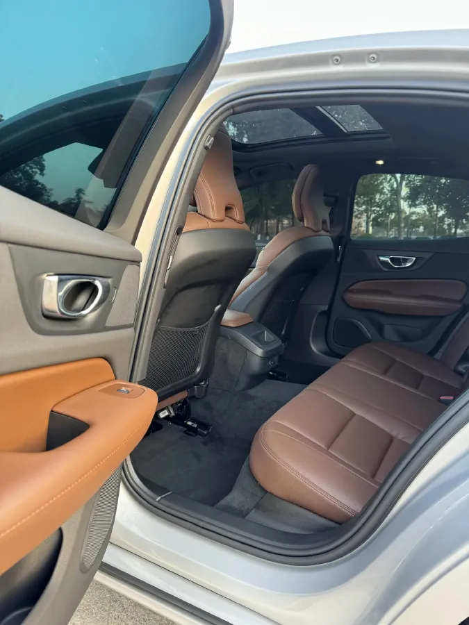 2025 Volvo S60 2.0T 197HP L4 7DCT,autocango,china used car exporter,china ev exporter,chinese used car exporter,chinese used ev exporter