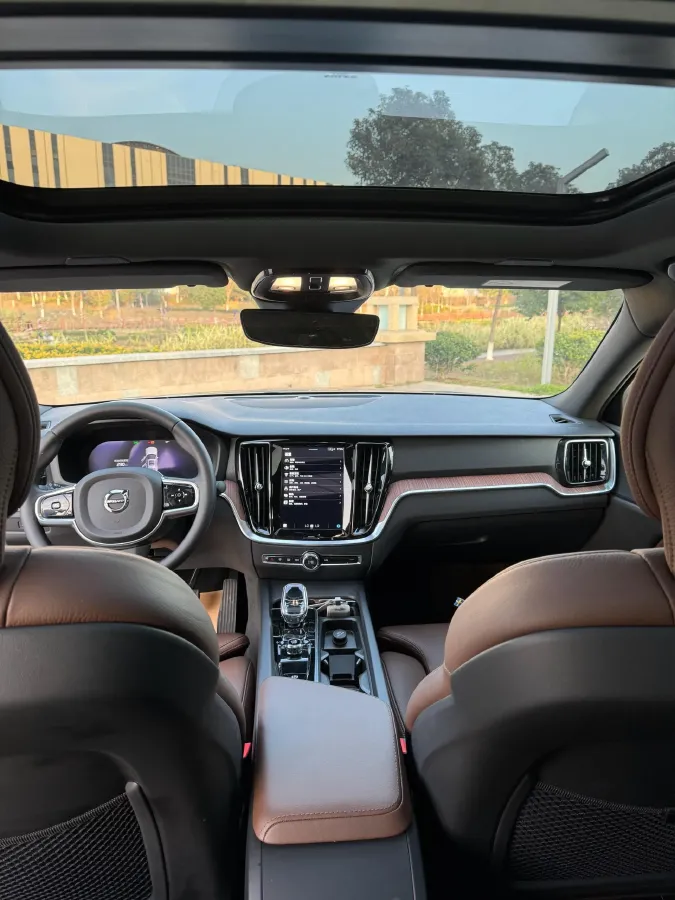 2025 Volvo S60 2.0T 197HP L4 7DCT,autocango,china used car exporter,china ev exporter,chinese used car exporter,chinese used ev exporter