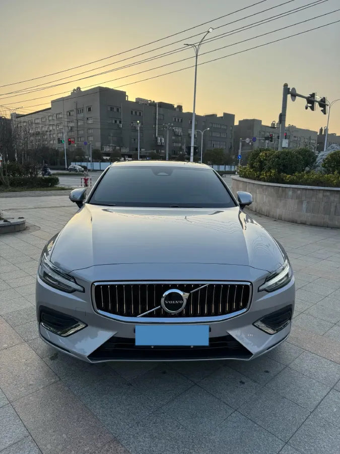 2025 Volvo S60 2.0T 197HP L4 7DCT,autocango,china used car exporter,china ev exporter,chinese used car exporter,chinese used ev exporter