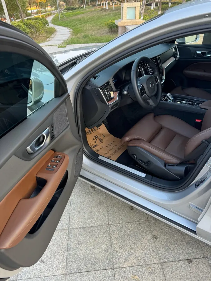 2025 Volvo S60 2.0T 197HP L4 7DCT,autocango,china used car exporter,china ev exporter,chinese used car exporter,chinese used ev exporter