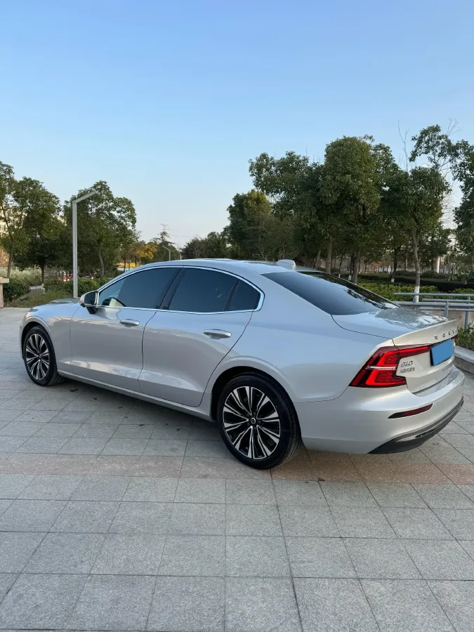 2025 Volvo S60 2.0T 197HP L4 7DCT,autocango,china used car exporter,china ev exporter,chinese used car exporter,chinese used ev exporter